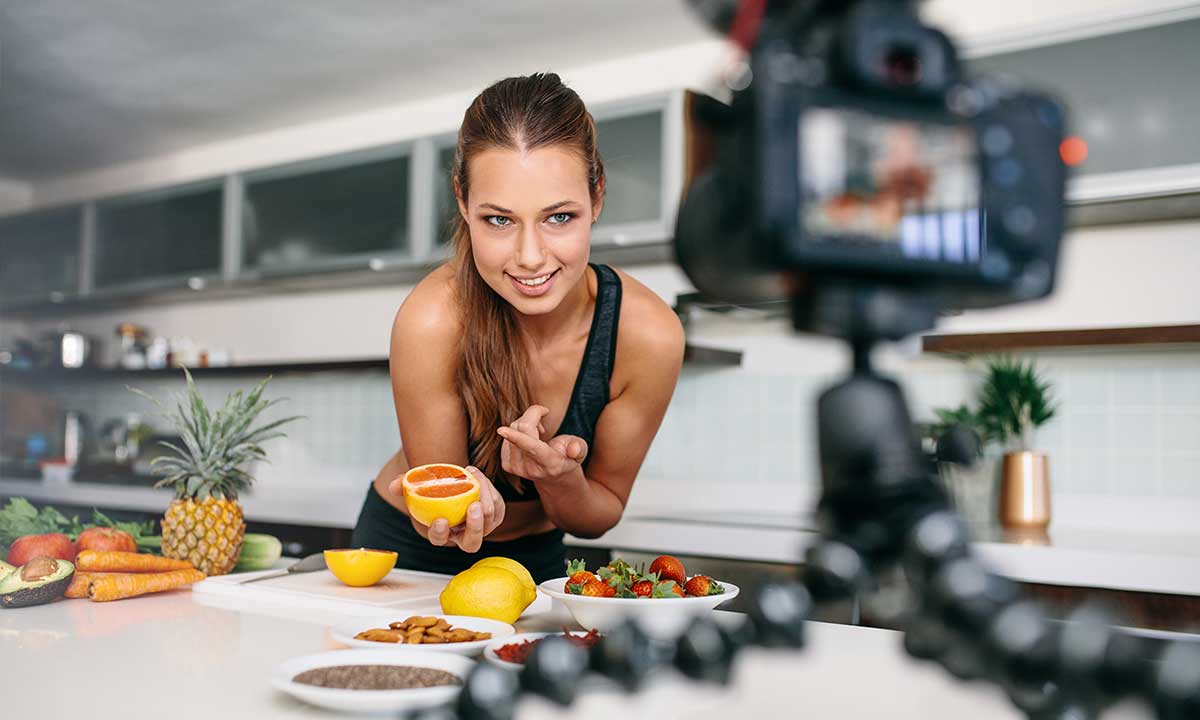 Frau hält Zitrusfrucht vor die Kamera