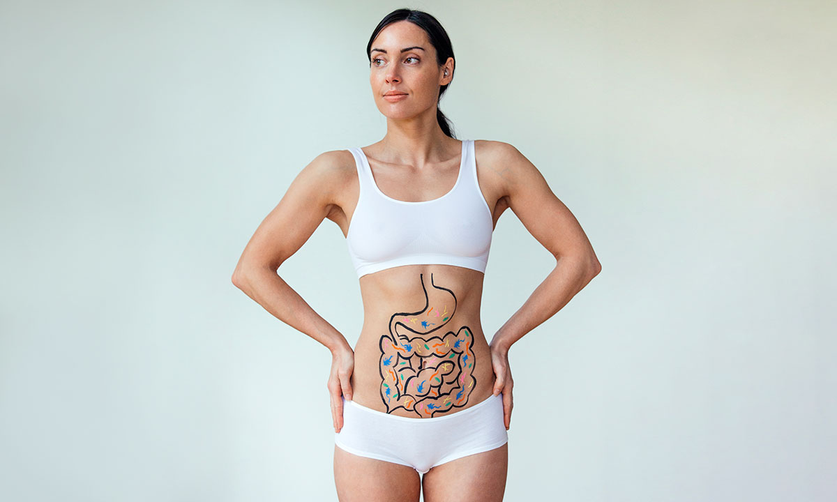 Frau mit aufgezeichnetem Darm auf ihrem Bauch