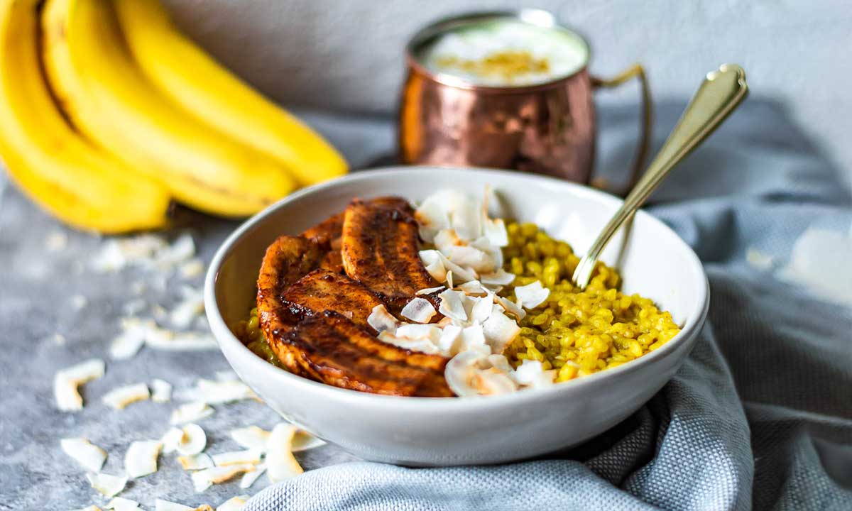 Kurkuma-Milchreis mit karamellisierten Bananen