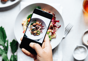 Foto von gesundem Essen mit dem Handy aufgenommen