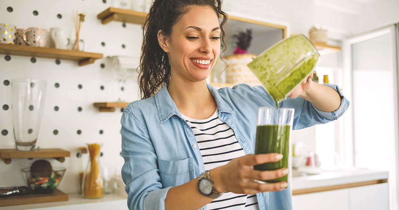 Frau mit grünem, gesunden Smoothie