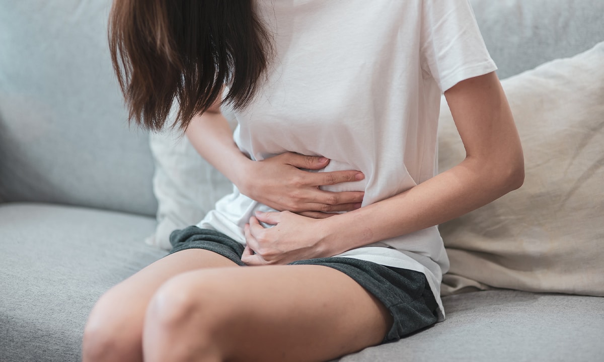 Frau hält sich ihren schmerzenden Bauch