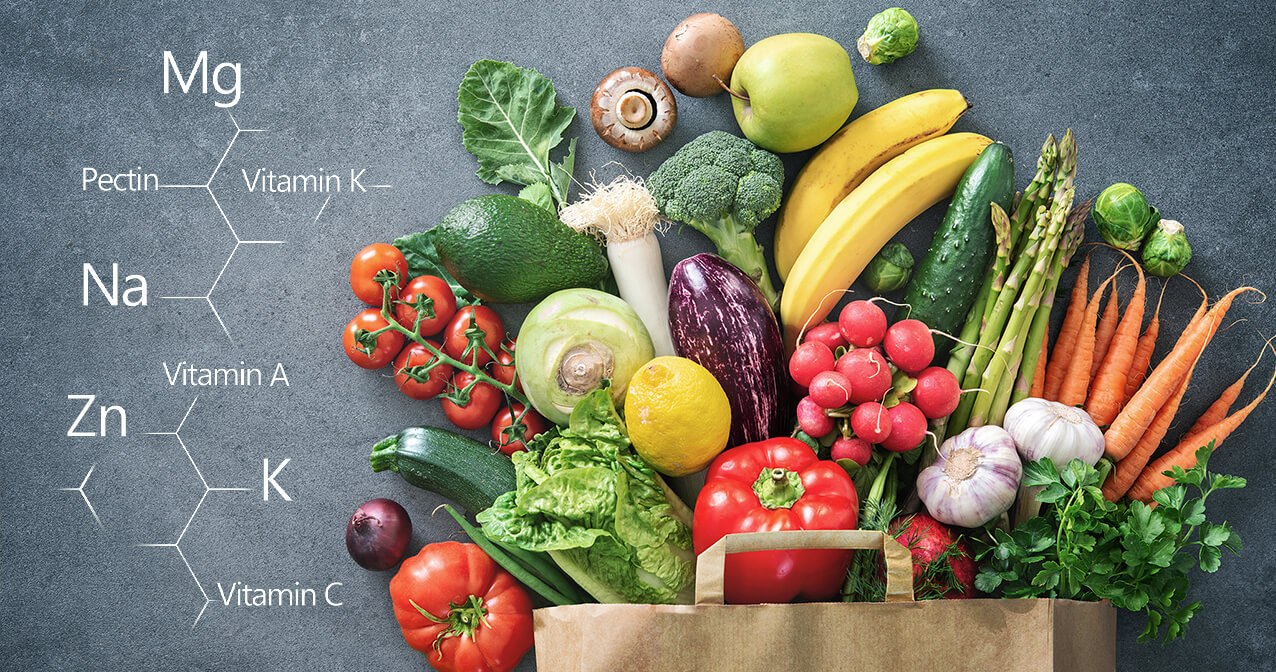 Offene Einkaufstüte mit Obst und Gemüse