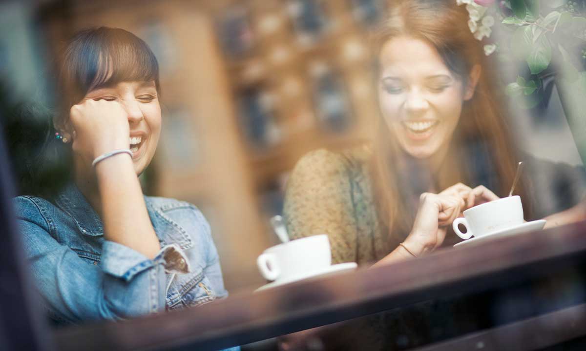 Zwei Frauen lachen zusammen