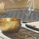 Persischer Teppich mit Kerze, Schale und Weihrauch