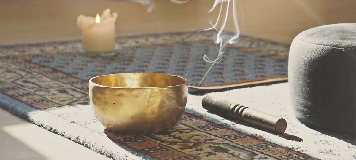 Persischer Teppich mit Kerze, Schale und Weihrauch