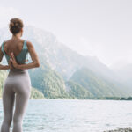 Frau beim Yoga in der Natur