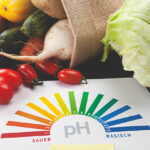 Lebensmittel neben einer pH-Skala
