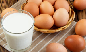 Eier und ein Glas Milch