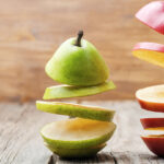 In Scheiben geschnittene Birne und in Scheiben geschnittener Apfel