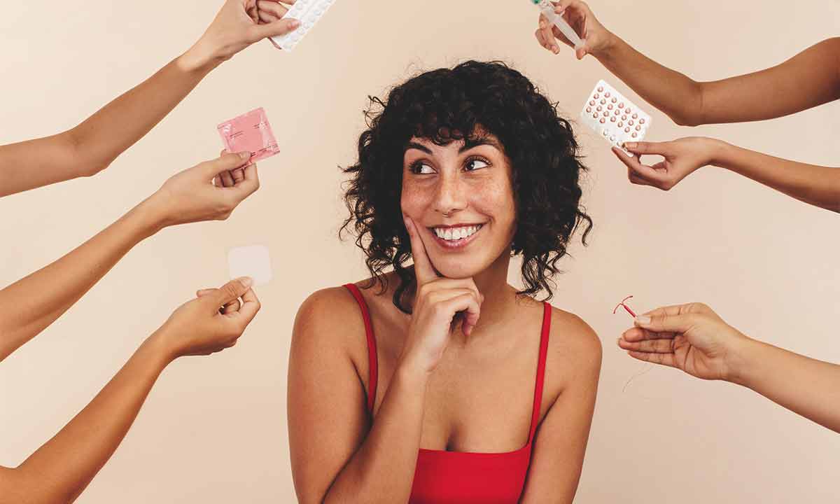 Verschiedene Verhütungsmethoden in den Händen von Frauen