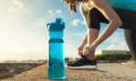 Sportliche Frau mit Wassertrinkflasche.