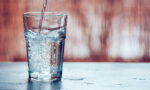 Ein Glas Mineralwasser mit Kohlensäure