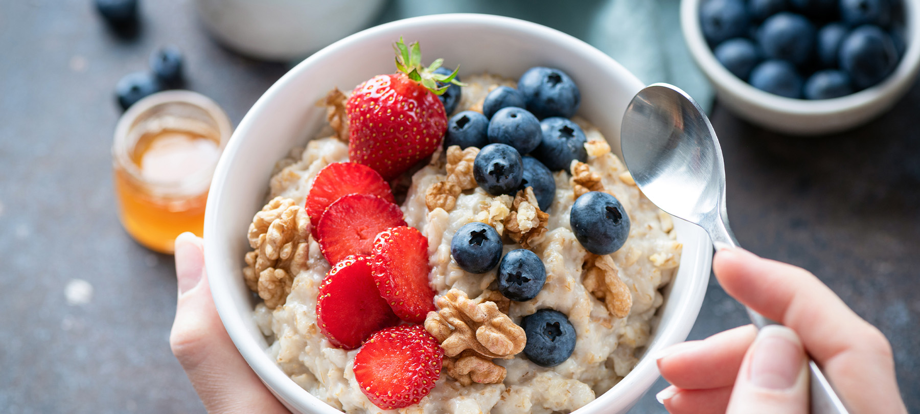 Entzündungshemmende Lebensmittel: Porridge mit Heidelbeeren, Erdbeeren und Walnüssen getoppt.
