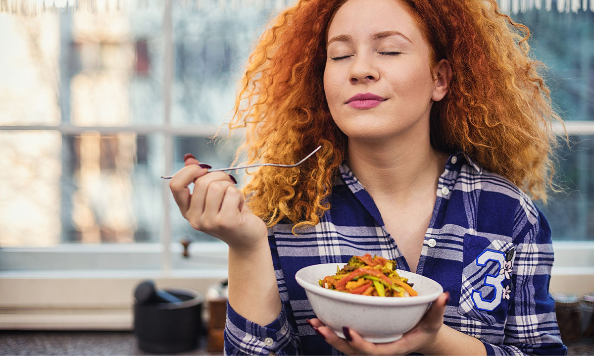 Frau geniesst ihr Essen