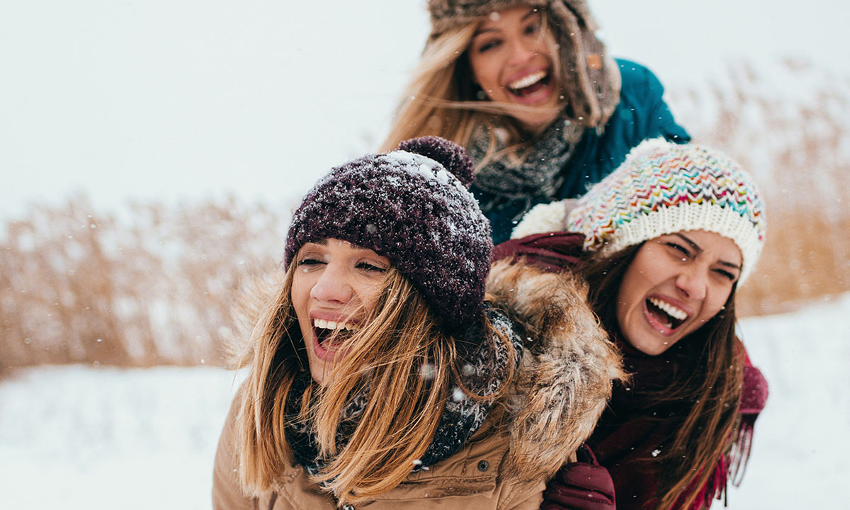 Frauen haben Spass im Winter