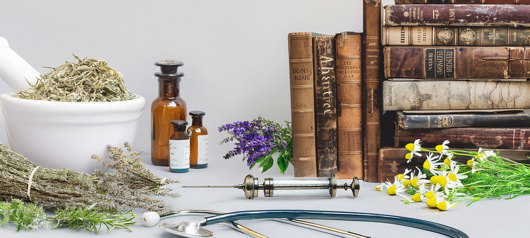 Kollage aus alten Bücher, Kräutern, Medizin & einer Spritze