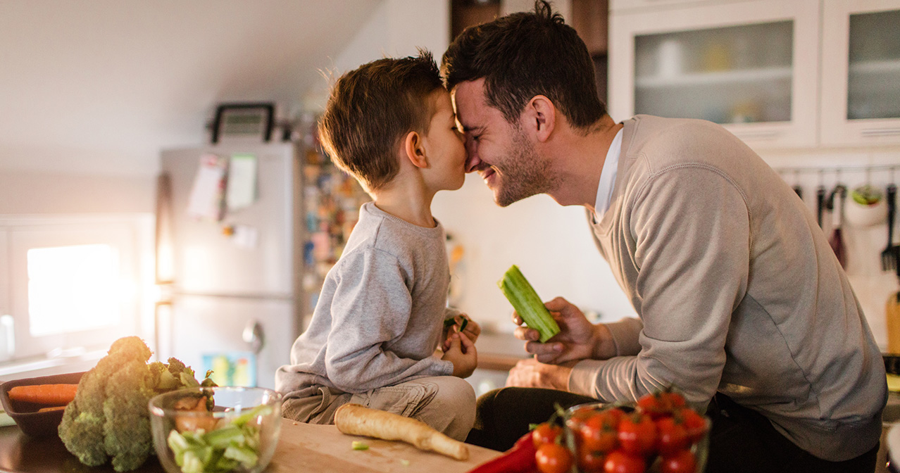 Mann und Junge kochen zusammen