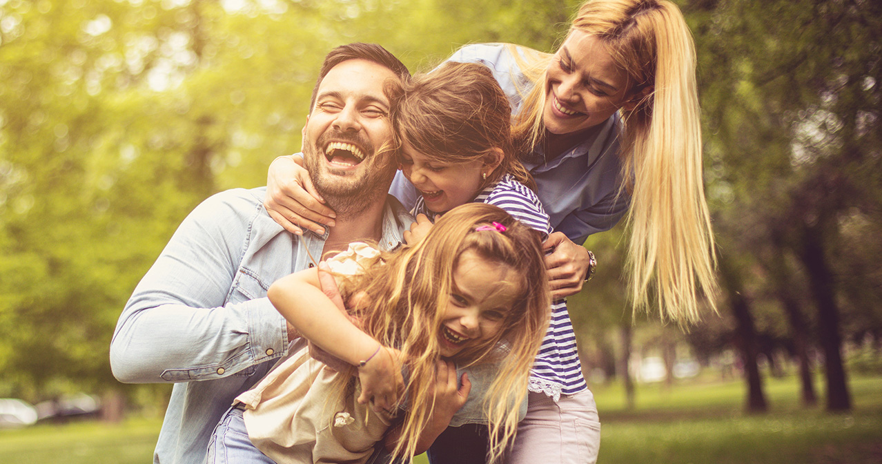 Glückliche Familie: Ganzheitliche Kindergesundheit