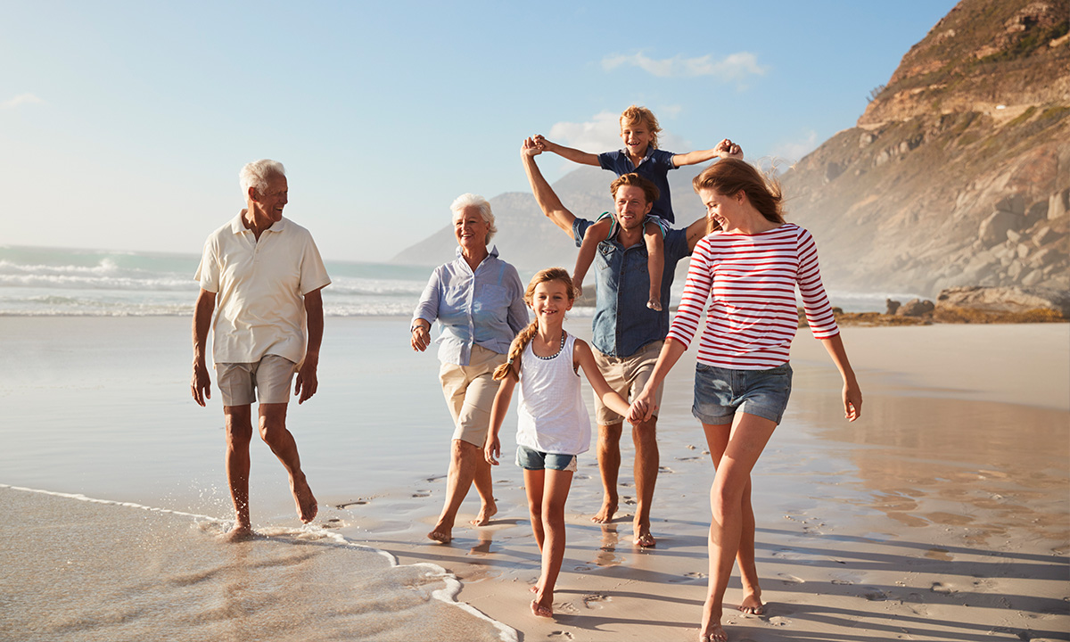 FOMO im Bereich Familie: Familie spaziert am Strand