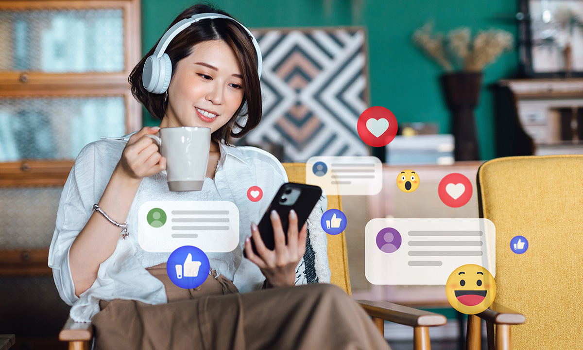 Frau am Handy ist aktiv auf Social Media