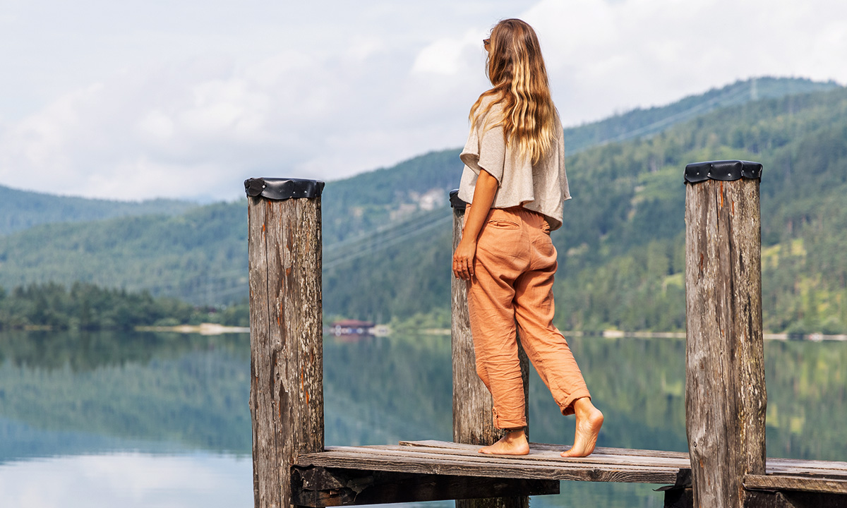 FOMO loswerden: Frau am See