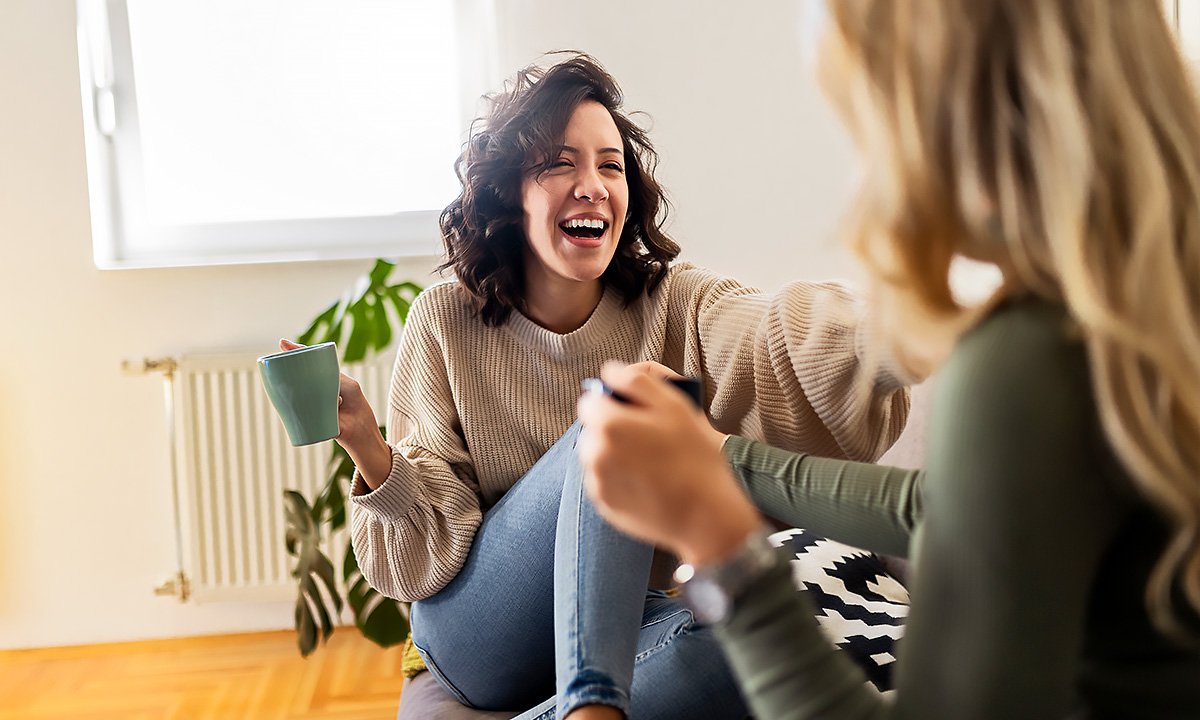 FOMO loswerden: Frauen unterhalten sich