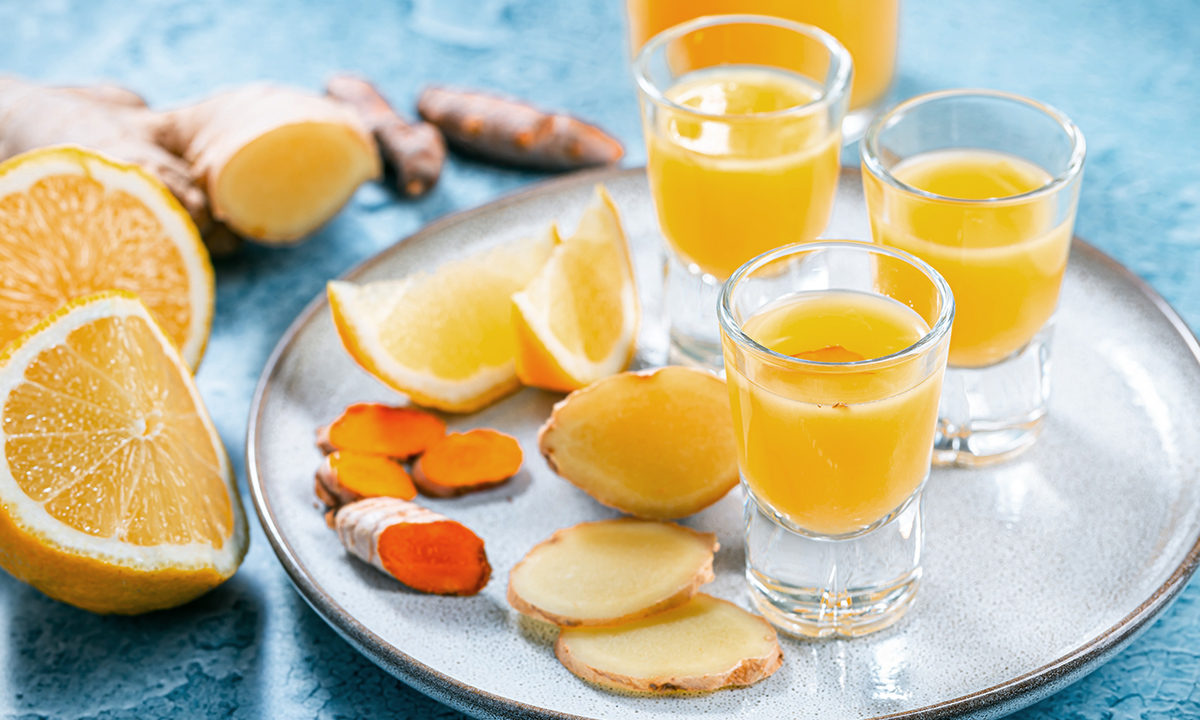 Aufgeschnittene Orangen und Orangensaft als Vitamin C-haltiger Immunbooster