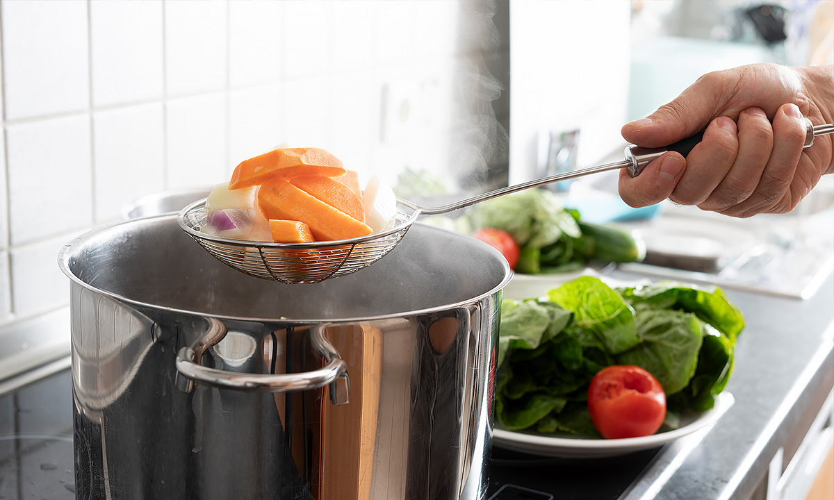 Gemüse dämpfen, um möglichst viele Vitamine zu erhalten.