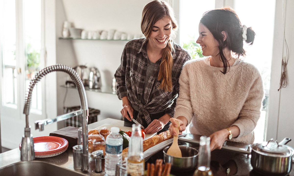 Frauen kochen, Titelbild unserer Fernausbildung für ganzheitliche Ernährungsberatung, in der du tiefer in das Feld der Vitamine einsteigst.