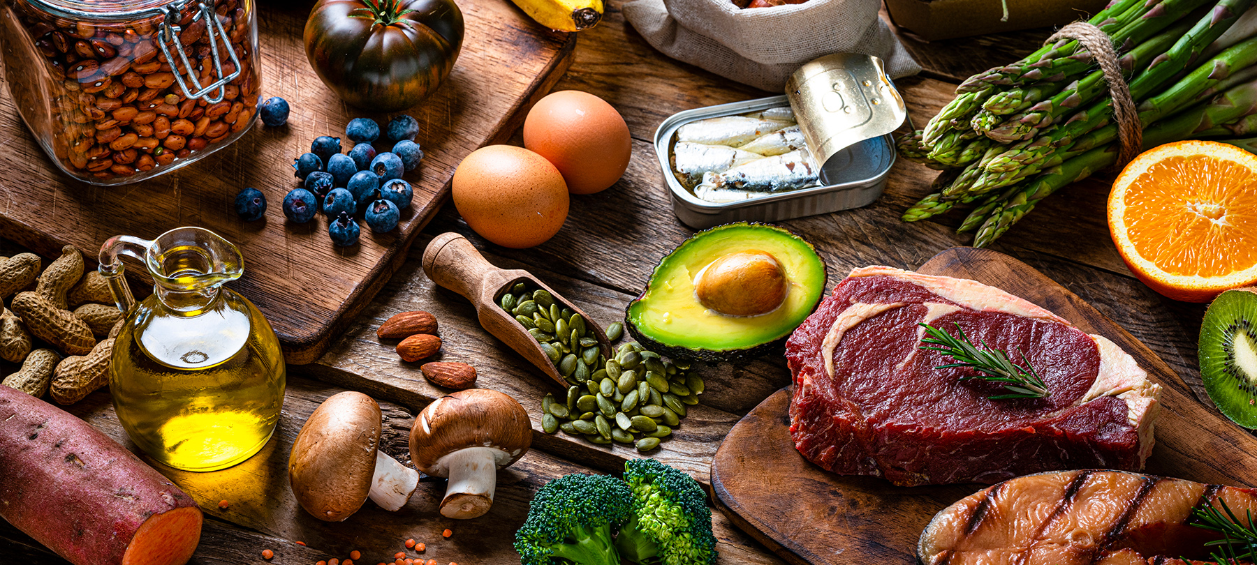 Frische Lebensmittel auf einem Holztisch für eine vitaminreiche Ernährung