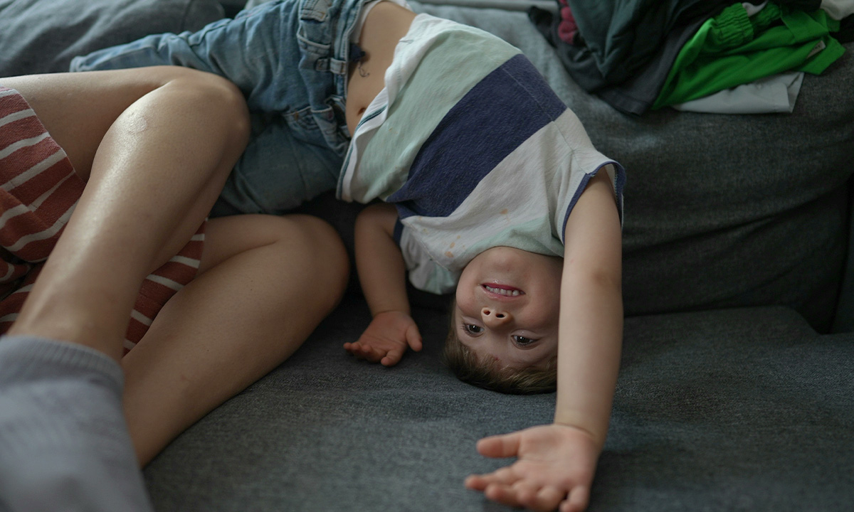 Kind steht im Bett Kopf