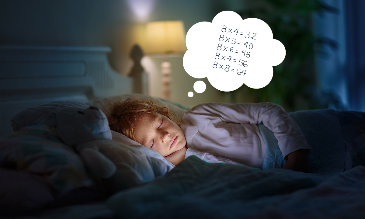 Schlafendes Kind mit Denkblase