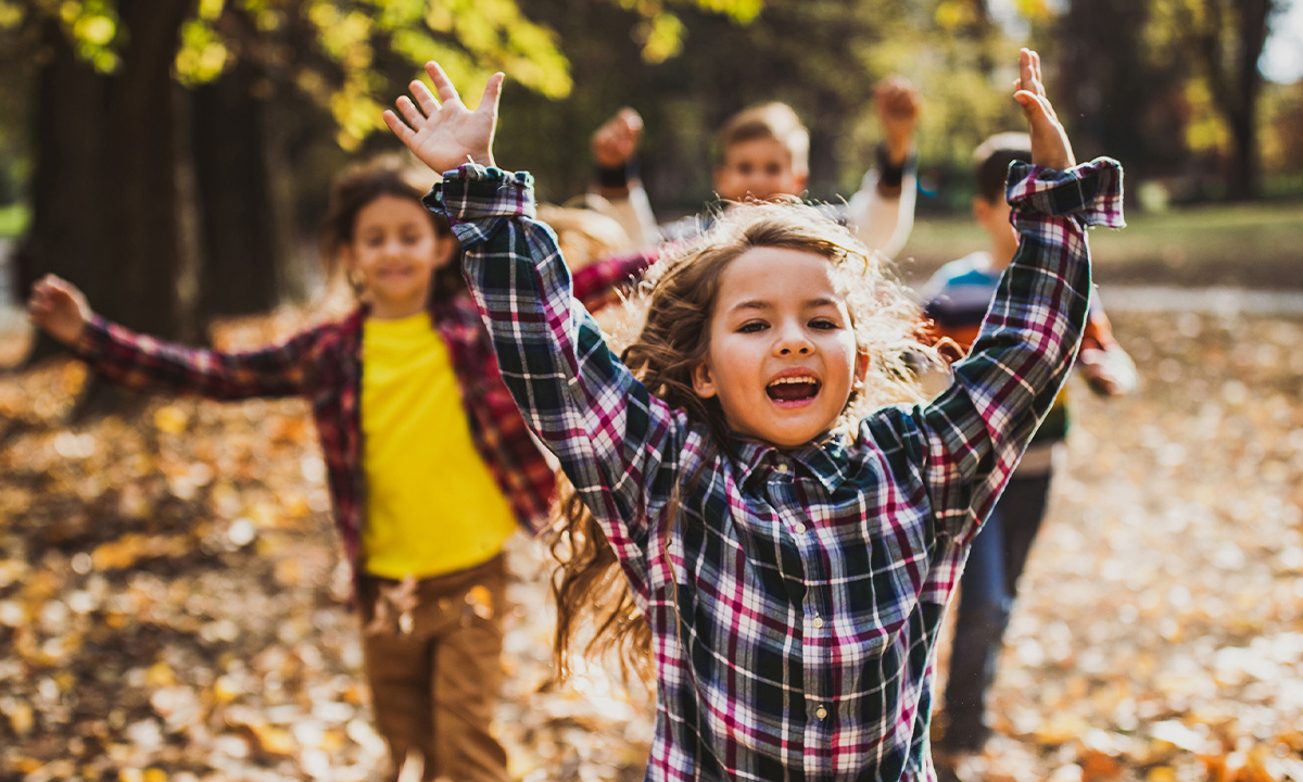 Aufgeregt laufende Kinder in der Natur