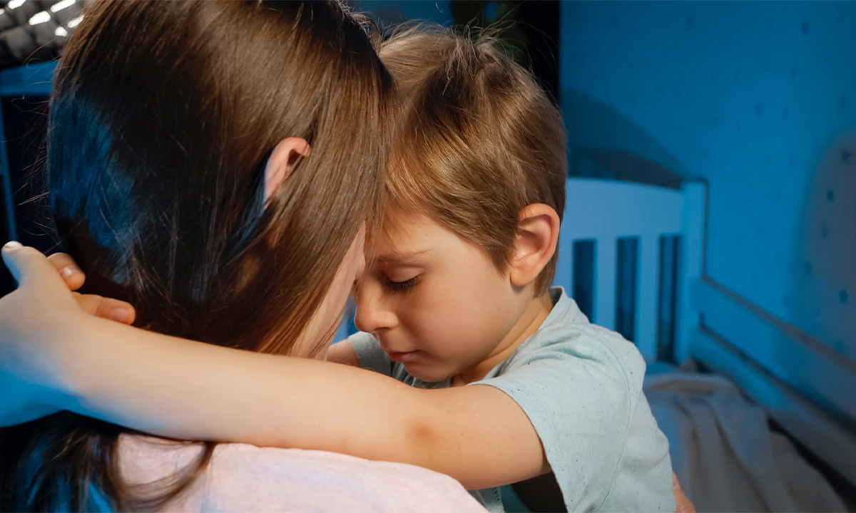 Junge umarmt betrübt seine Mama