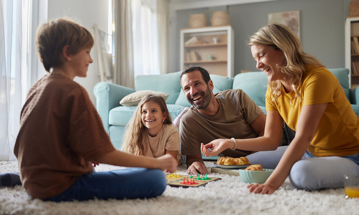 Familie spielt auf dem Teppich