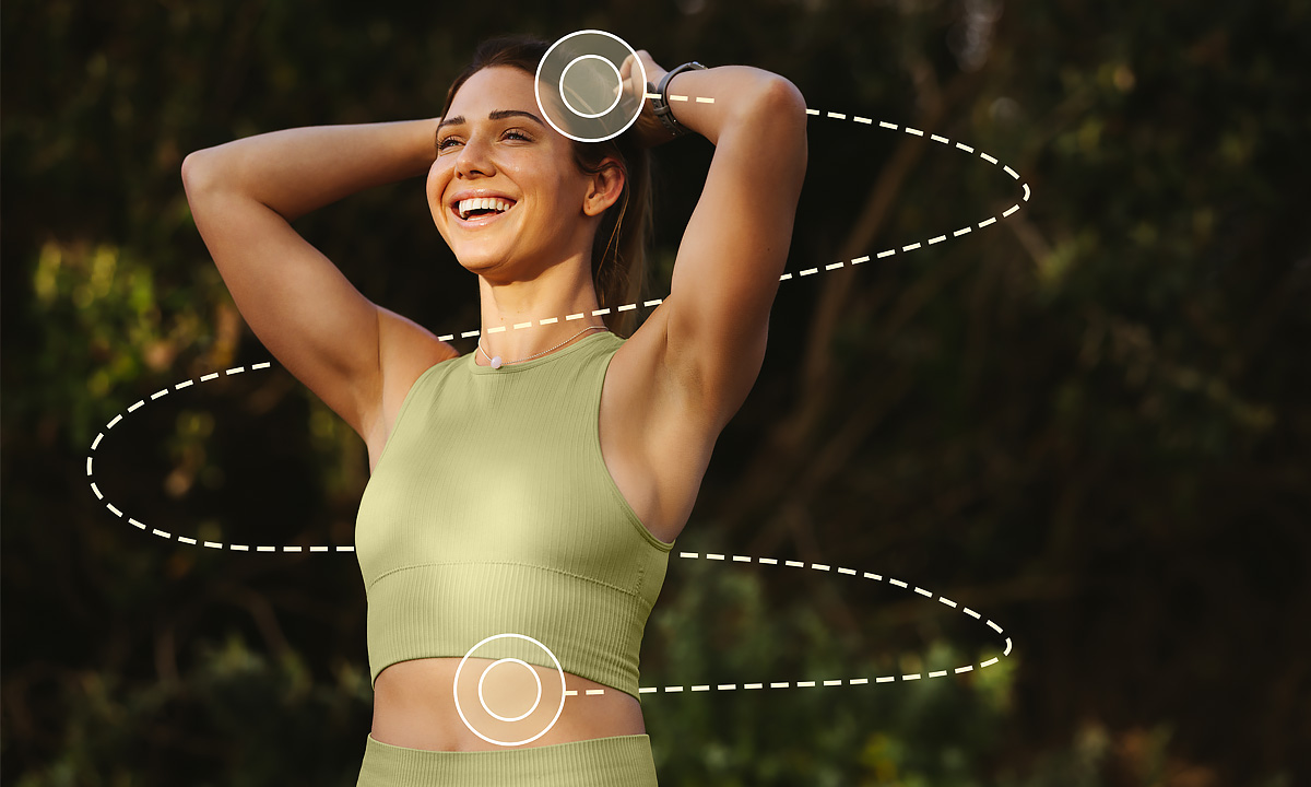 Bild einer glücklichen Frau, die ihre Hände über den Kopf hält.