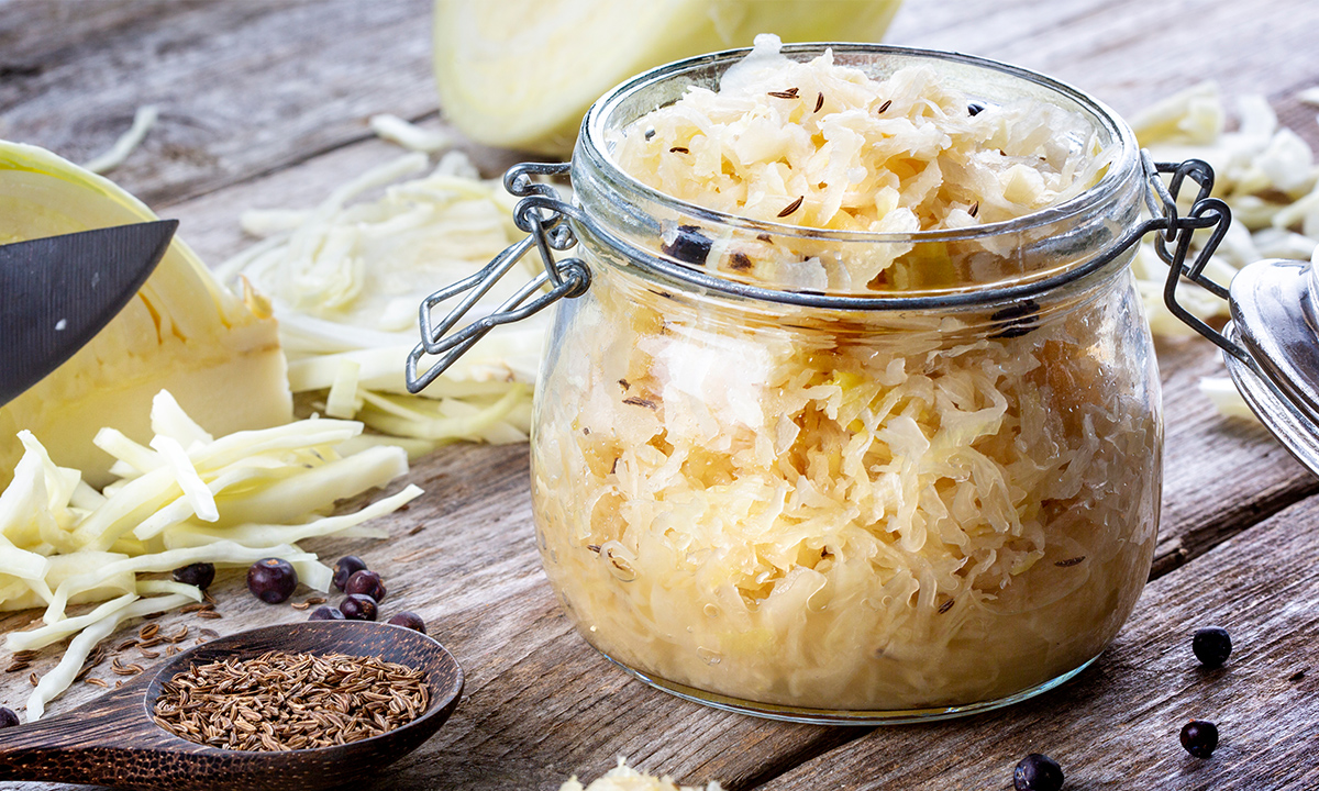 Sauerkraut in einem Glasbehältnis.