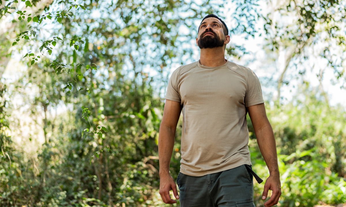 Mann bei einem Spaziergang in der Natur