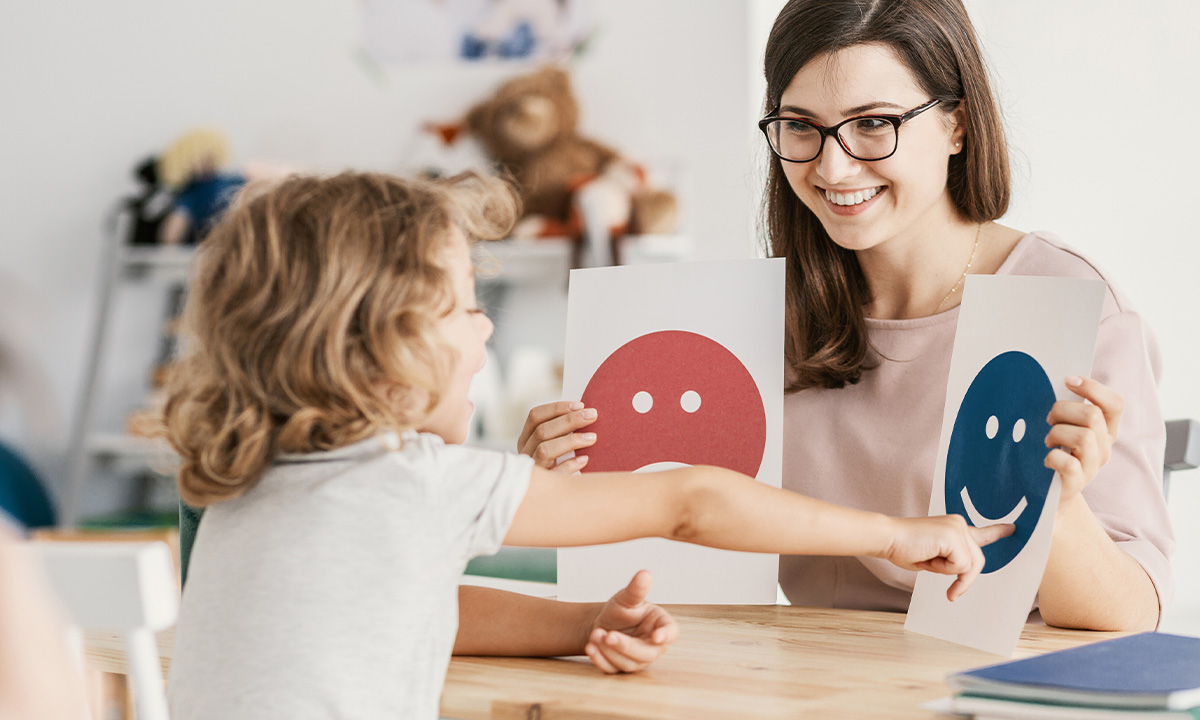 frau hält smileys hoch