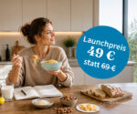 Frau mit Pastaschale am Küchentisch zwischen Milch, Brot und Notizbuch – Unverträglichkeiten nach dem Essen besser verstehen.